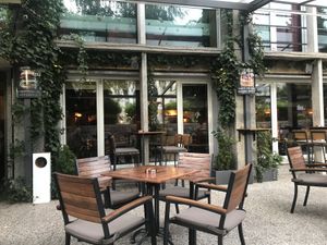 Gezellige jaren 80 en 90 muziek  at KluBar in Kranj