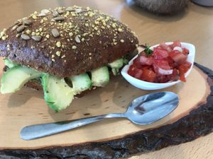 Avocado sandwich mit Pico de gallo at Maja Kaffee in Ingelheim