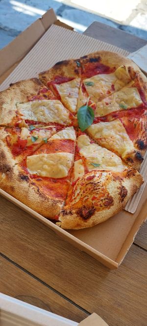 Vegan marguerita pizza at Zoe in Ermoupoli