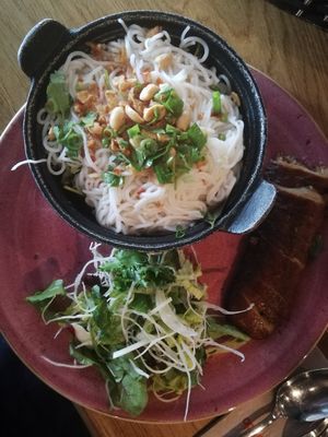 warmer Reisnudelsalat mit "veganer Ente" (Seitan) at YUMMY in Berlin