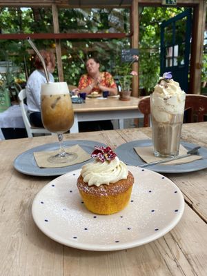 Coffee and carrot cake  at Kretsloppshuset in Moersil