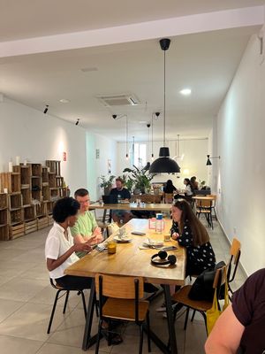 Lots of seating  at Delish Vegan Doughnuts - Malasaña in Madrid