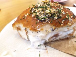 Donut "brunch" relleno de queso vegano at Delish Vegan Doughnuts - Malasaña in Madrid