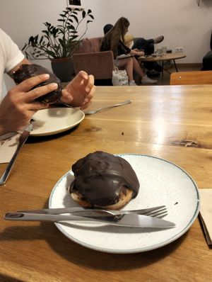Dona con relleno de crema at Delish Vegan Doughnuts - Malasaña in Madrid
