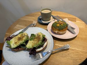 Bagel y pesto brunch  at Delish Vegan Doughnuts - Malasaña in Madrid