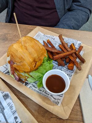 burger at FinaFilipina in Madrid