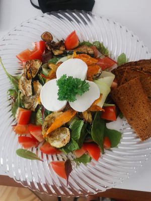 Salat mit veganen Mozzarella at Zimtzicke in Munich