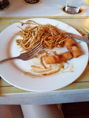 Gebratene Nudeln und Frühlingsrollen mit Soße at  China Restaurant Atlantik in Zinnowitz