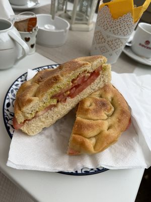 Focaccia met guacamole en tomaat  at Gelato & Dintorni in Camogli