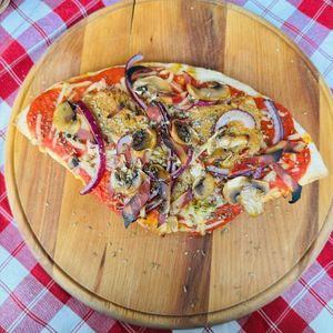 Pizza Cicciona with extra Salami at Vegitalian in Salzburg