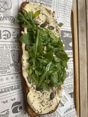 Toast mit Hummus und Seeds   at Tinobu in Valencia