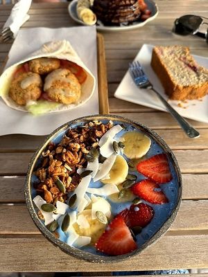 Spirulina smoothie bowl at Tinobu in Valencia