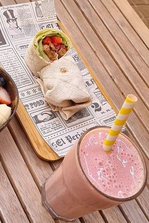 Strawberry milkshake (vegan) at Tinobu in Valencia