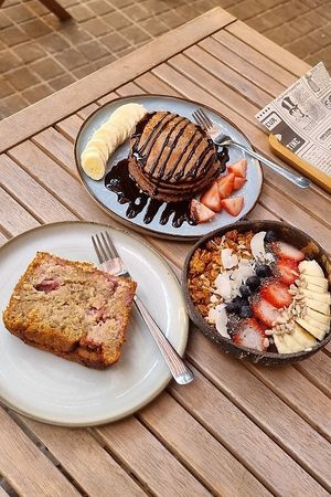 Gluten-free pancakes, vegan banana bread and acai bowl at Tinobu in Valencia