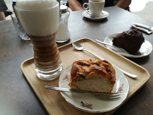 Latte machiatto with almond milk, vegan apple cake and chocolate cake at Marbo Coffee in De Panne