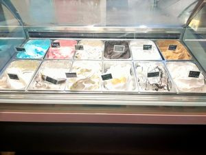 Second shop window at Madonna Gelateri in Girona