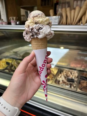 Vanilla cookie and Oreo  at Madonna Gelateri in Girona