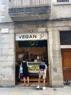 Front at Madonna Gelateri in Girona