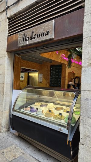 Counter on the side at Madonna Gelateri in Girona