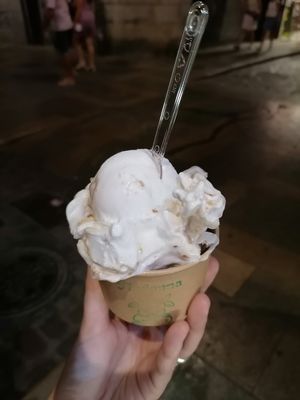 Crocante / White chocolate hazlenut at Madonna Gelateri in Girona
