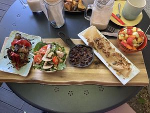 Five item vegan brunch “viva vegan" at Instant Crunch in Lisbon
