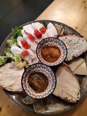 Cheese platter (€15 plus 3,70 for the extra mozzarella on the left) at Idem Con Patate in Turin