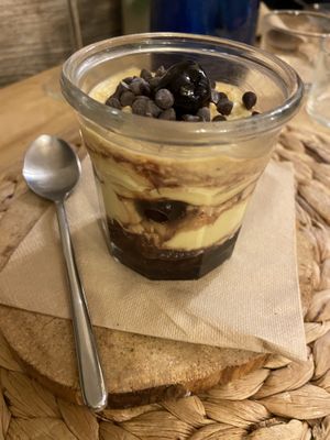 Pan di Spagna al cacao con crema veg zabaglione e amarene  at Idem Con Patate in Turin