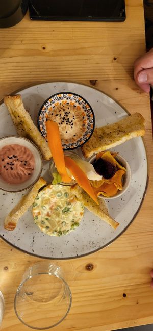 Tapas with hummus at Idem Con Patate in Turin