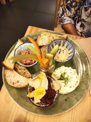 Le 3 Tapas with: chickpeas hummus, beetroot hummus, toasted bread, potatoes and platano Chips, raw vegetables and italian "insalata russa" with vegan mayonnaise at Idem Con Patate in Turin