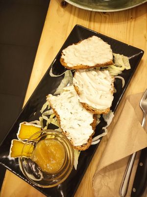 Tasting of vegan cheese: spreadable cheese on toasted bread and aged cheese at Idem Con Patate in Turin