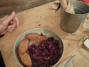 Chicken tenders with a side of red cabbage at Idem Con Patate in Turin