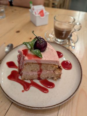 Cherry cake and Ginseng caffé at Idem Con Patate in Turin