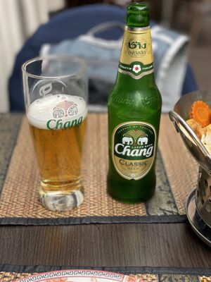 Een heerlijk Thais biertje maakt het compleet 😃 at Phutakun in Amsterdam