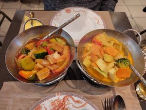 Sweet and sour tofu and yellow curry at Phutakun in Amsterdam