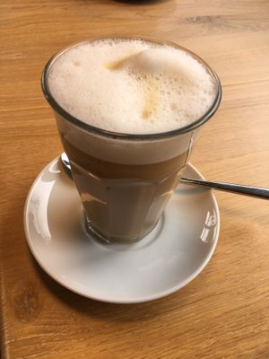Oat milk latte at Vienhues Deli in Viersen