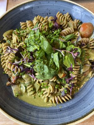 Dinkel Fussilli in Blattspinat-Kraütercreme-Sauce mit Cocktailtomaten  at Vienhues Deli in Viersen