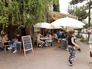 Outdoor seating at Kafi Dihei in Zurich