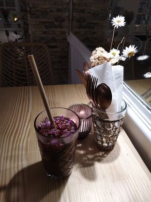 Home made iced tea with dried roses and mint at Baladi in Brussels