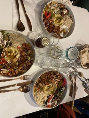C’était super ! Les deux bols (centre et en bas) sont complètement vegans et le bol du haut est végétarien (il y a avait du yaourt et du fromage grillés) superbe ambiance !  at Baladi in Brussels