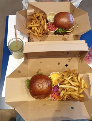 Classic and rudimentary burgers + dips + salad + fries + fresh juices at Eden Jaxx - Købmagergade in Copenhagen