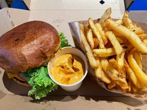 “The Classic” - Burger (mit Beyond Meat - Pattie) als Combo (mit Fritten uns Chilimayo)  at Eden Jaxx - Købmagergade in Copenhagen