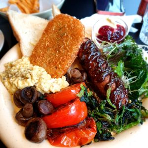 brunch plate at Monk's Deli in Seoul