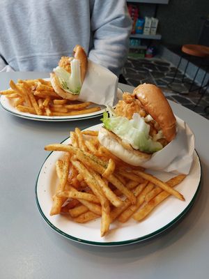 The tofu "chicken" burger 🤤 at Monk's Deli in Seoul