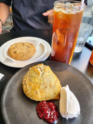 Earl Grey scone and Dark chocolate chip cookie at Monk's Deli in Seoul