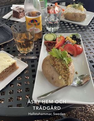 Baked potato with vegan filling and vegan carrot cake   at Åsby in Hallstahammar