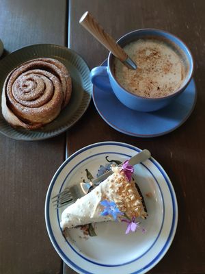 hot chocolate, peanut brownie cake and cinnamon roll (unfortunately not vegan) at Furu Hostel Café in Boestad
