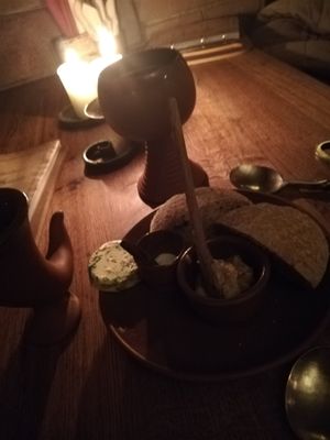 Brot mit Zwiebelschmalz und veganer Kräuterbutter als Vorspeise at Zauberkessel - Mittelalterschänke in Walsrode