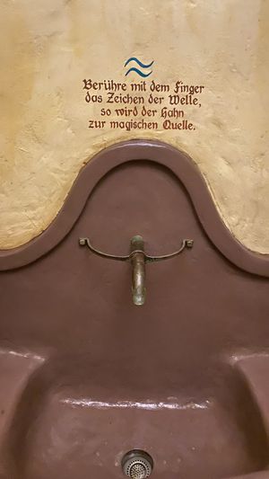 „Magische Wasserquelle“ - das Handwaschbecken.  at Zauberkessel - Mittelalterschänke in Walsrode
