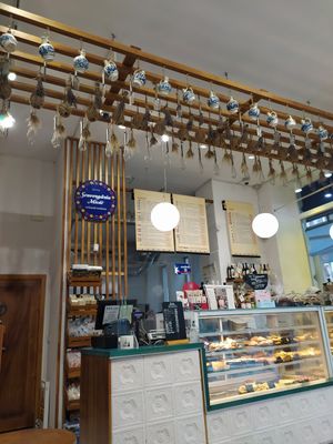 Bancone con vasta scelta #Veganuary at Scovergi Mica in Bucharest