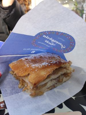 Placinta with Apples at Scovergi Mica in Bucharest